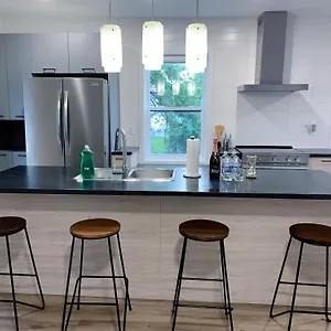 10 Minutes To Dt With Free Parking Apartment